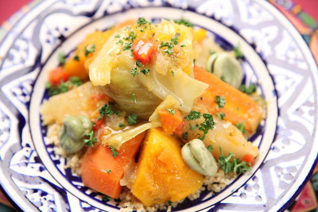 Assiette de couscous marocain aux légumes