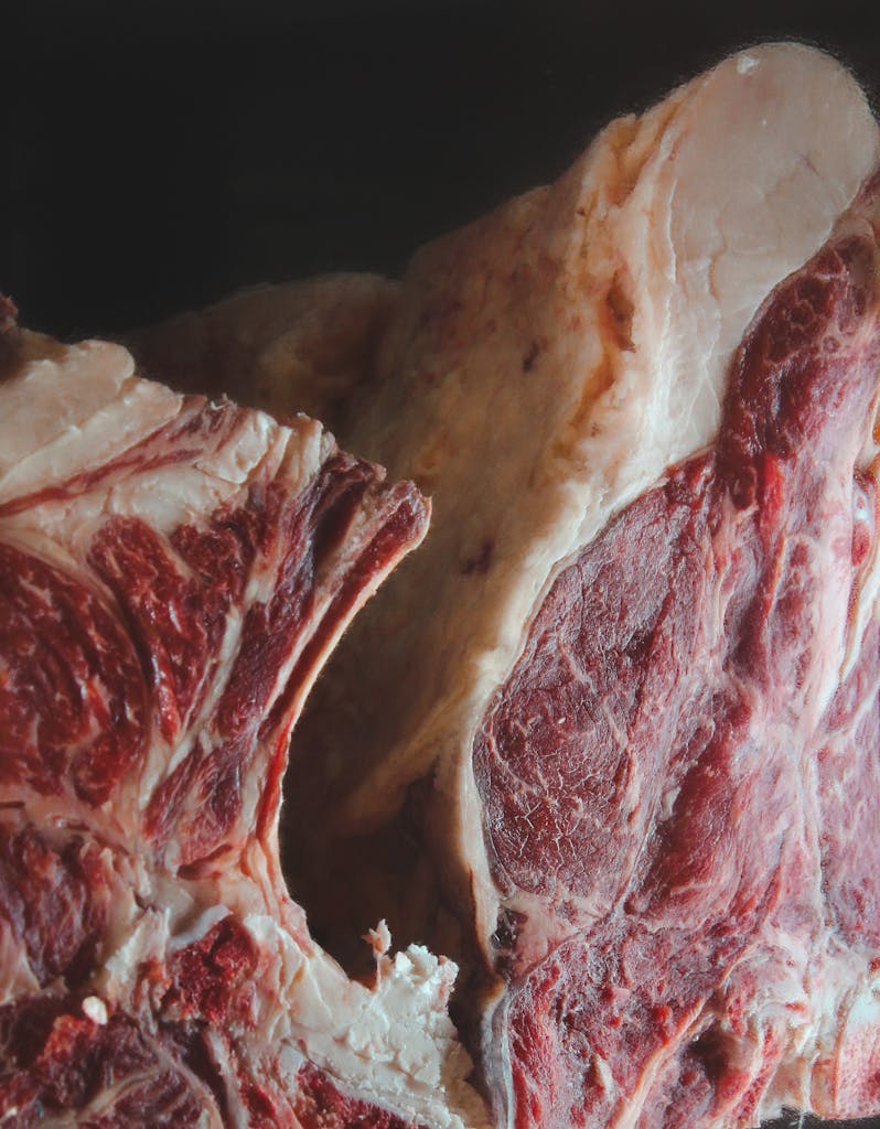 gros plan sur une côte de bœuf généreuse et sa texture. La photo valorise la fraicheur du produit