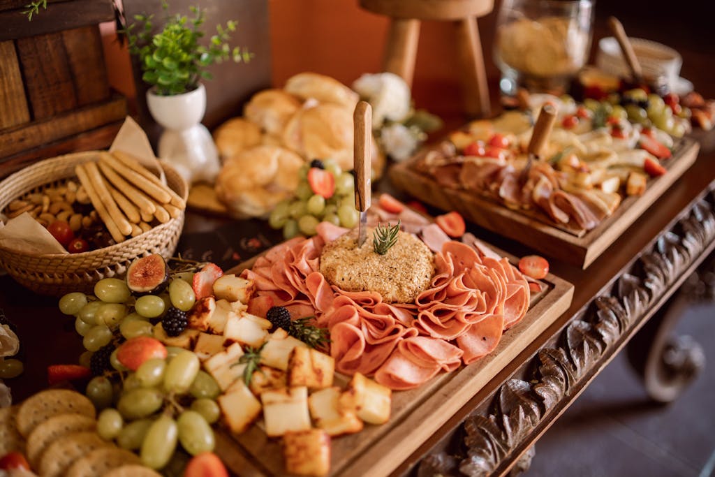 plateau garni de charcuterie, fromage et fruits