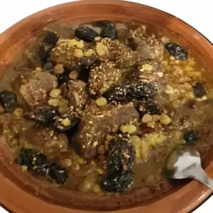 Tajine Agneau au confit d’oignons et raisins secs